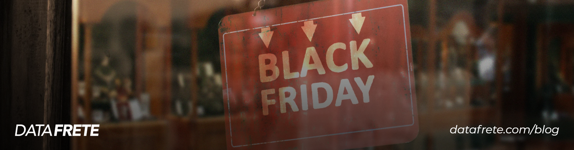 Placa de Black Friday em vitrine representando a importância da gestão de SLA logístico para atender ao aumento da demanda.